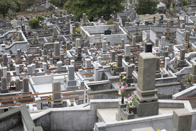 神道のお墓は仏教のお墓とどう違うの 特徴を知る お墓について お墓の値段や正しい選び方などのお役立ち情報 墓石 墓地などお墓 の事なら全国優良石材店の全優石